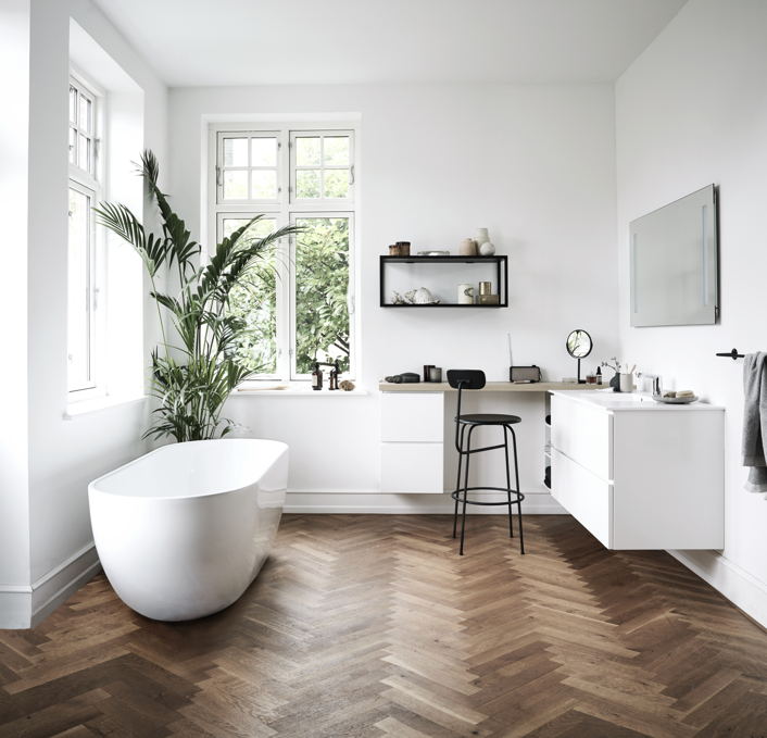 Een badkamer met modern en stijlvol design