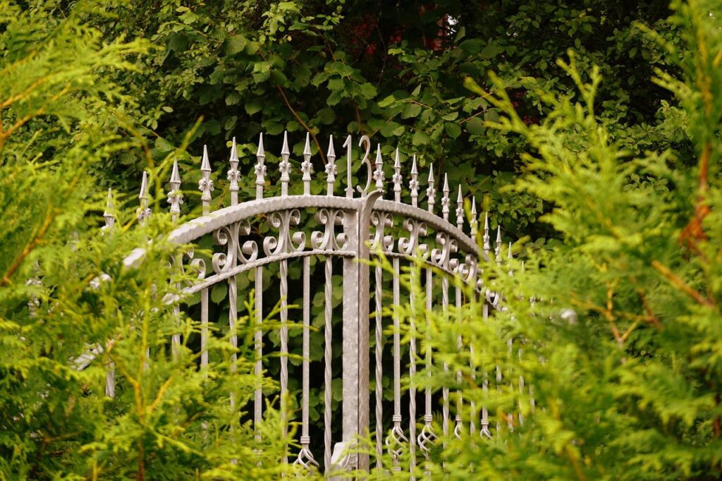 Voor- en nadelen van smeedijzeren hekken - hekwerken en poorten